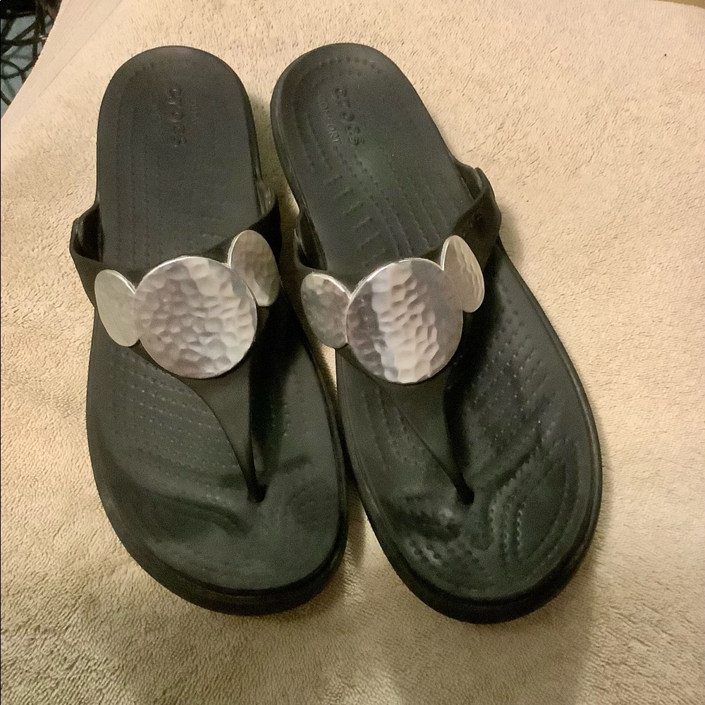 Crocs Sanrah Metalblock size 11 flip flop.